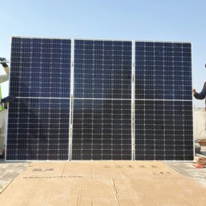 Rooftop solar panels in Islamabad under a clear sky representing sustainable energy.