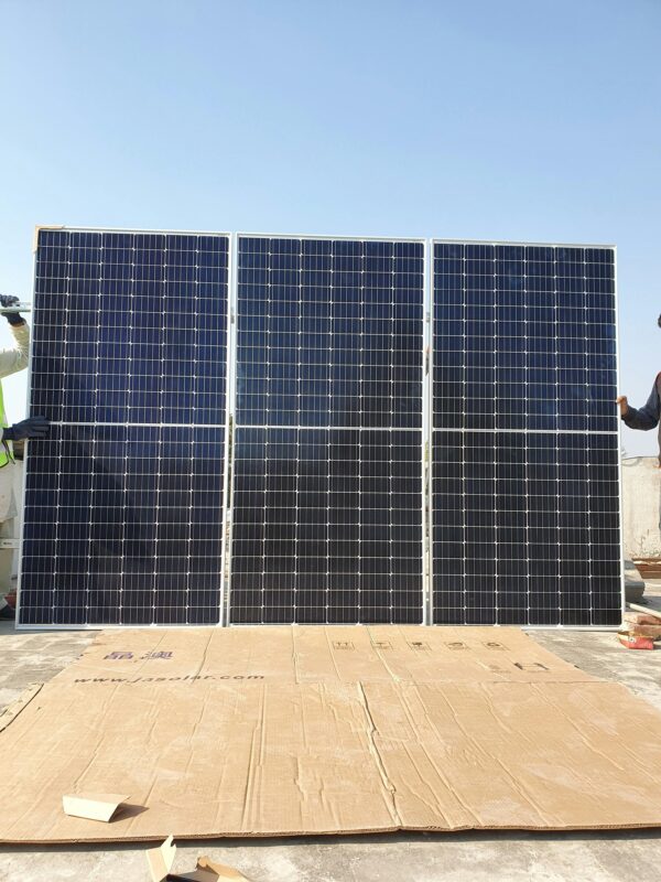 Rooftop solar panels in Islamabad under a clear sky representing sustainable energy.